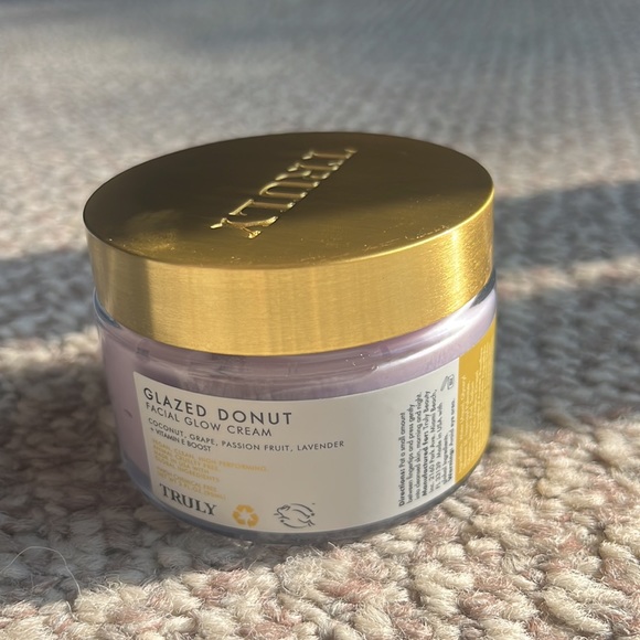 New Truly Glazed Donut Facial Glow Cream 90ml - Picture 6 of 8